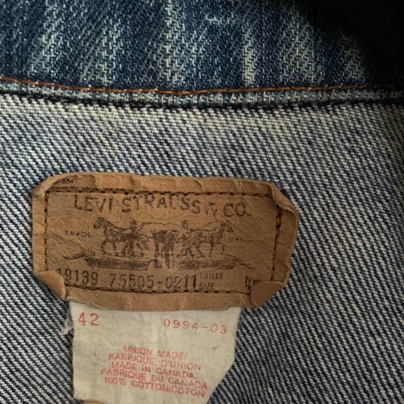 ✨Levi’s Jean jacket✨ - Picture 3 of 3